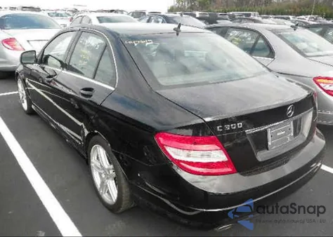 2009 Mercedes-Benz C300 z USA, uszkodzony, nr VIN WDDGF54X29F197576